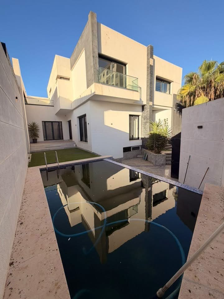 Villa - Oran - 400 m2 - Parking sous-sol | Haut standing | Jardin | Piscine